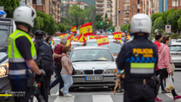 Varios cientos de personas, en una caravana compuesta por unos trescientos coches coches, motos y alguna bicicleta han secundado en Logroño la marcha convocada por Vox en diferentes ciudades españolas para protestar por la gestión del Gobierno en la pandemia de coronavirus..-Croma fotógrafos/Raquel Manzanares